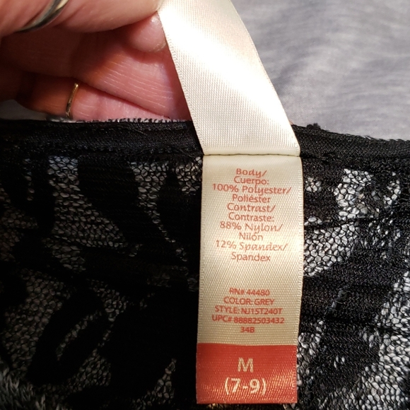 🌟4/$20 Black & white sweater with lace insert - Picture 8 of 8